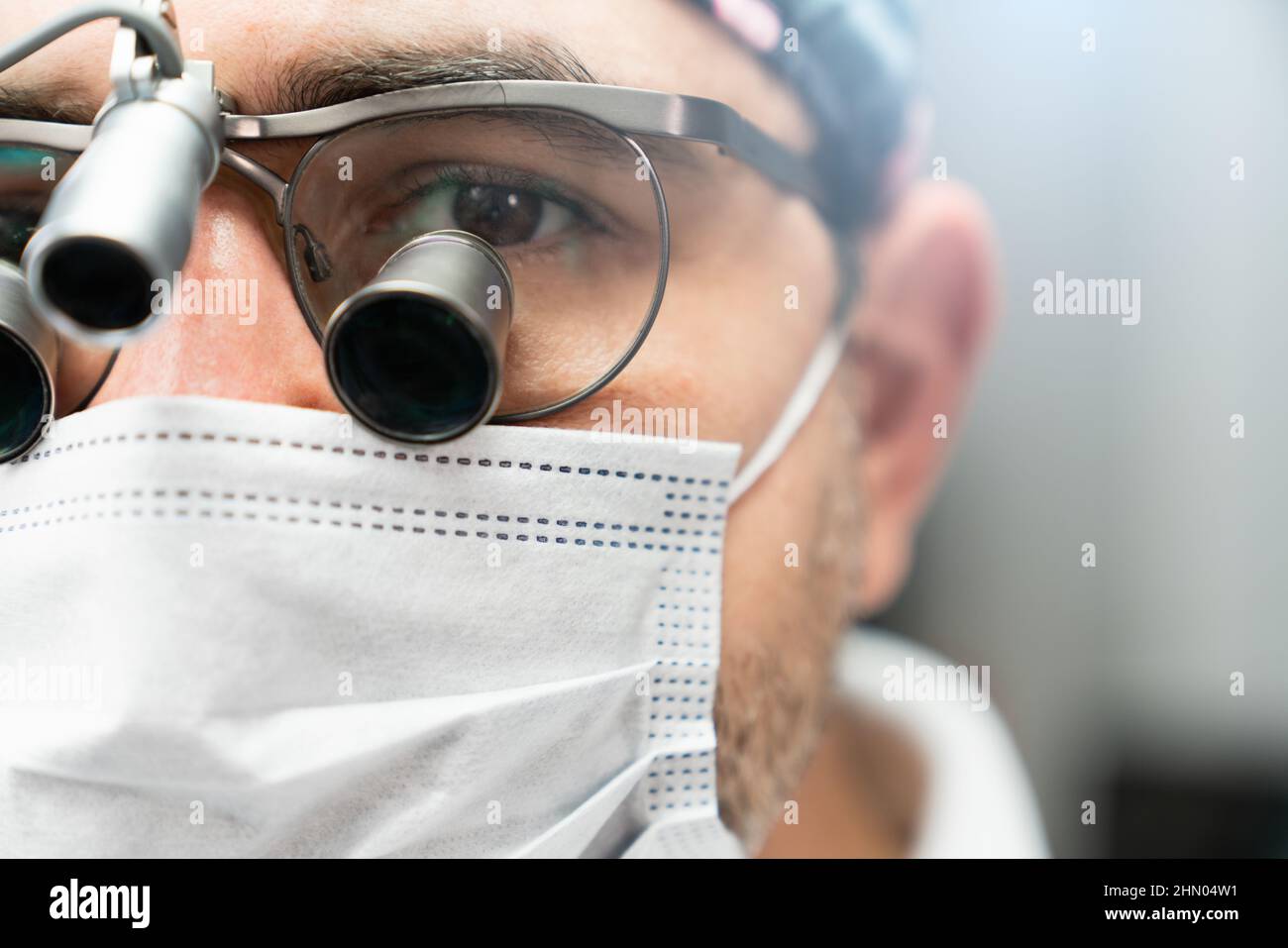 Chirurgien dentiste en lunettes chirurgicales. Portrait en gros plan Banque D'Images