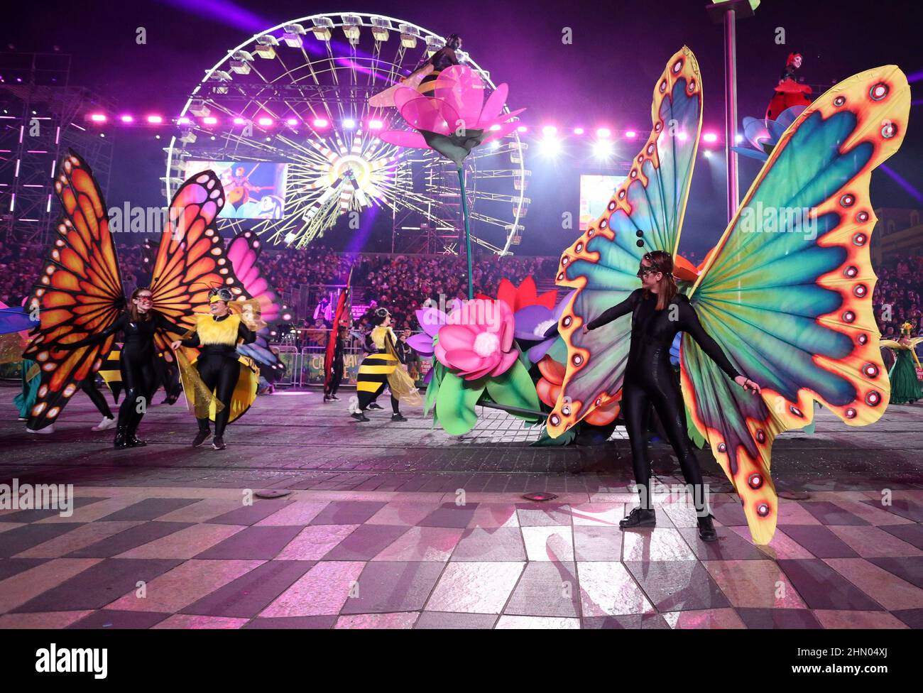 Nice, France. 12th févr. 2022. Des artistes sont vus lors du défilé annuel du Carnaval de Nice, France, 137th, 12 février 2022. Le carnaval se déroule du 11 au 27 février, sur le thème du roi des animaux. Credit: Serge Haouzi/Xinhua/Alay Live News Banque D'Images