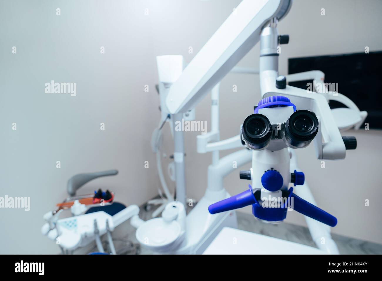 Microscope dentaire dans le cabinet du dentiste Banque D'Images