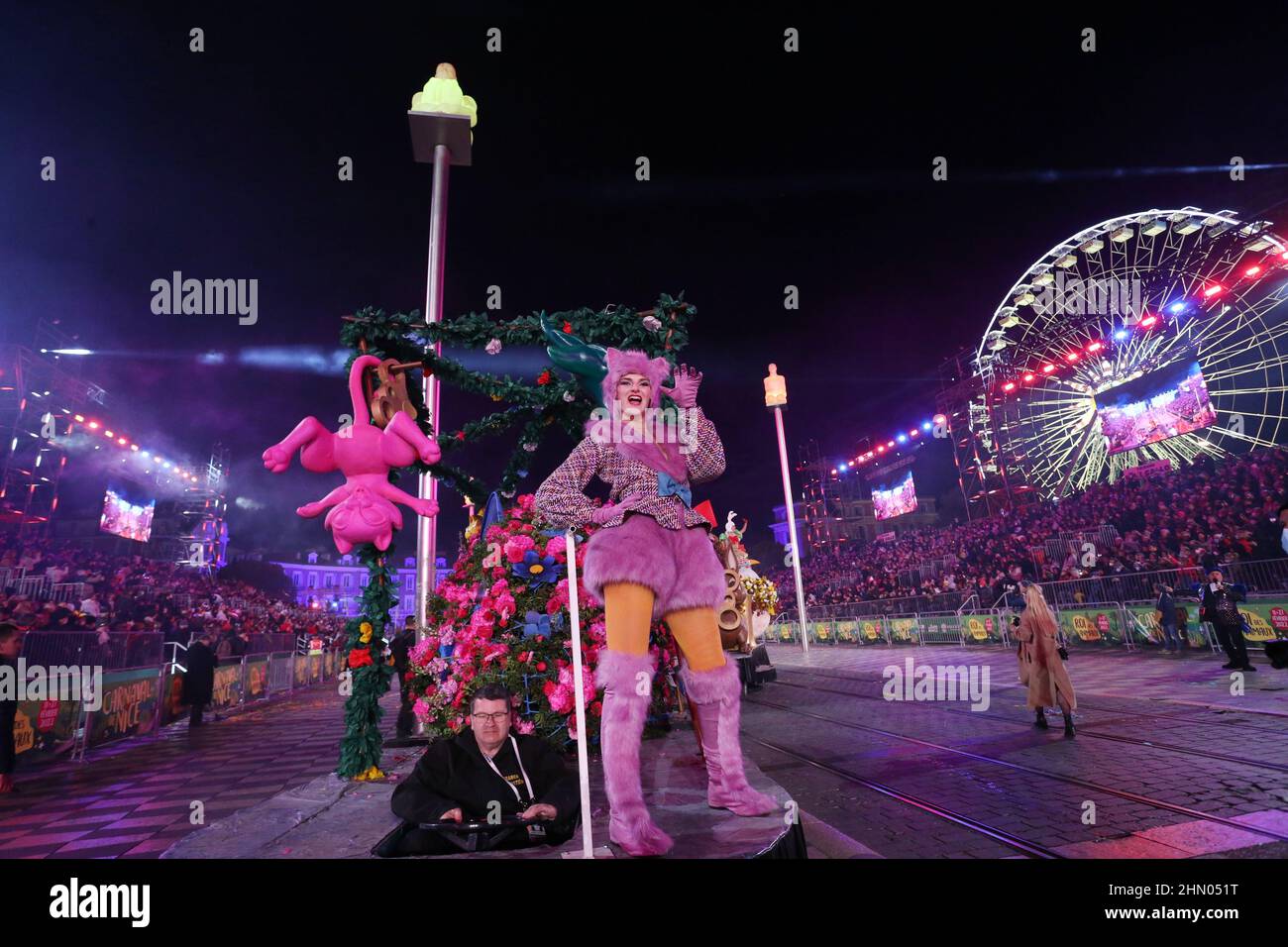 Nice, France. 12th févr. 2022. Des artistes sont vus lors du défilé annuel du Carnaval de Nice, France, 137th, 12 février 2022. Le carnaval se déroule du 11 au 27 février, sur le thème du roi des animaux. Credit: Serge Haouzi/Xinhua/Alay Live News Banque D'Images