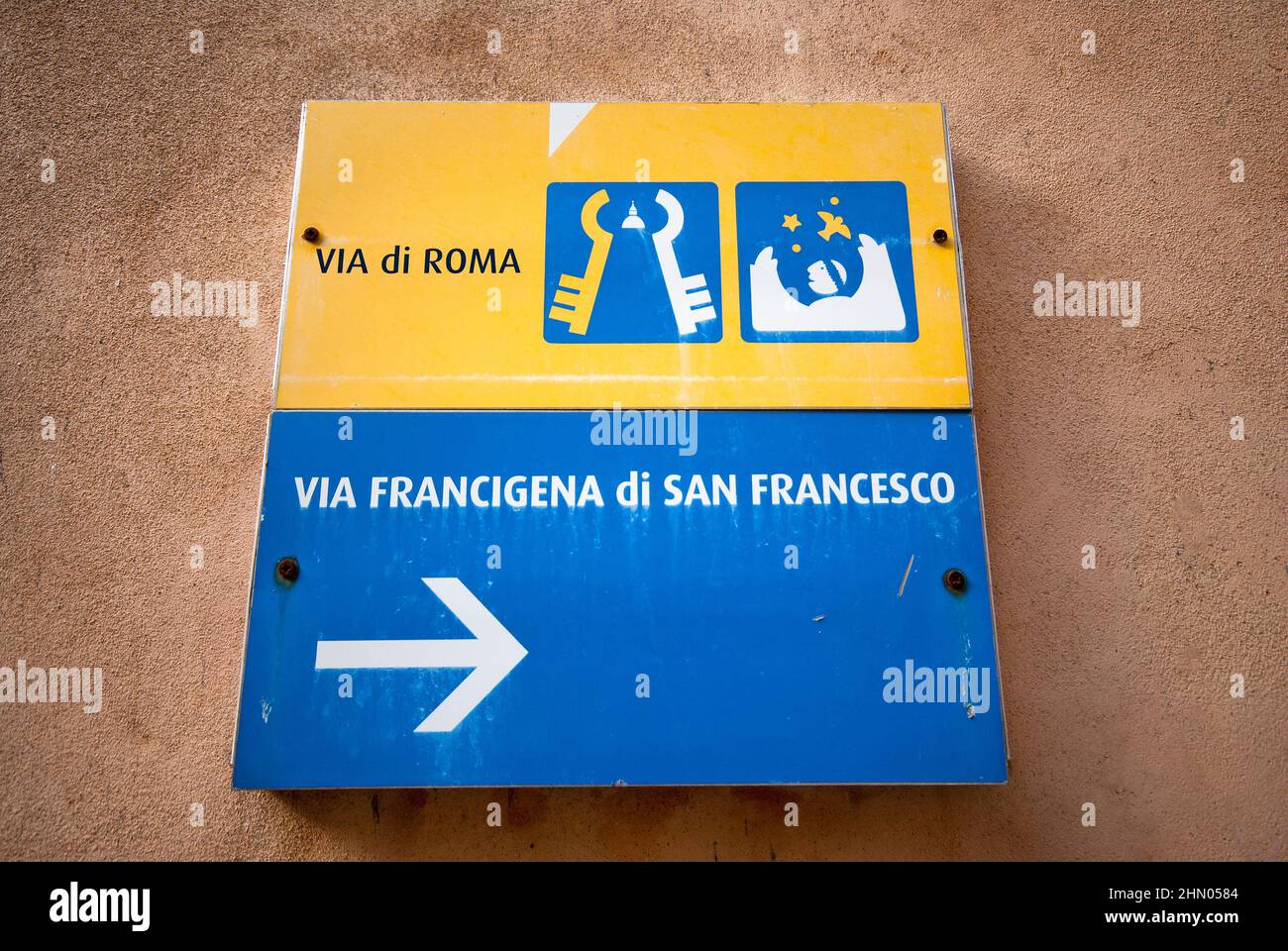 Via Francigena signposte à Pietralunga, haute vallée du Tibre, Ombrie, Italie Banque D'Images