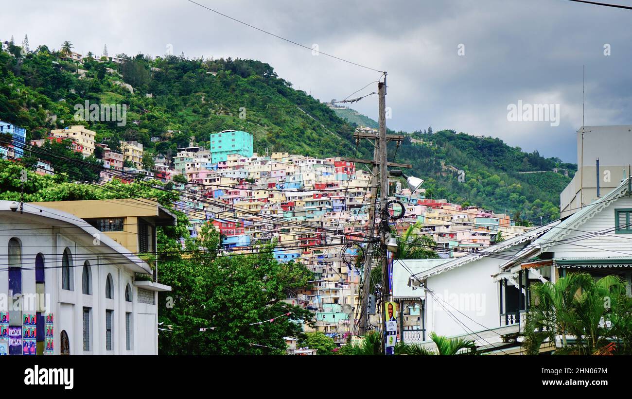Vue sur Port-au-Prince et le Jalousie, un quartier extrêmement pauvre de la banlieue de Pétionville, Port-au-Prince. Banque D'Images
