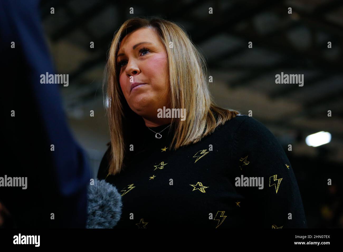 Centre de loisirs Belle vue, Manchester, Angleterre, 12/02/22 Vitality Netball SuperLeague Manchester Thunder contre Surrey Storm Karen Greig Directrice de Netball et entraîneur en chef de Manchester Thunder discute avec Sky Sports avant le match. Crédit : Touchlinepics/Alamy Live News Banque D'Images