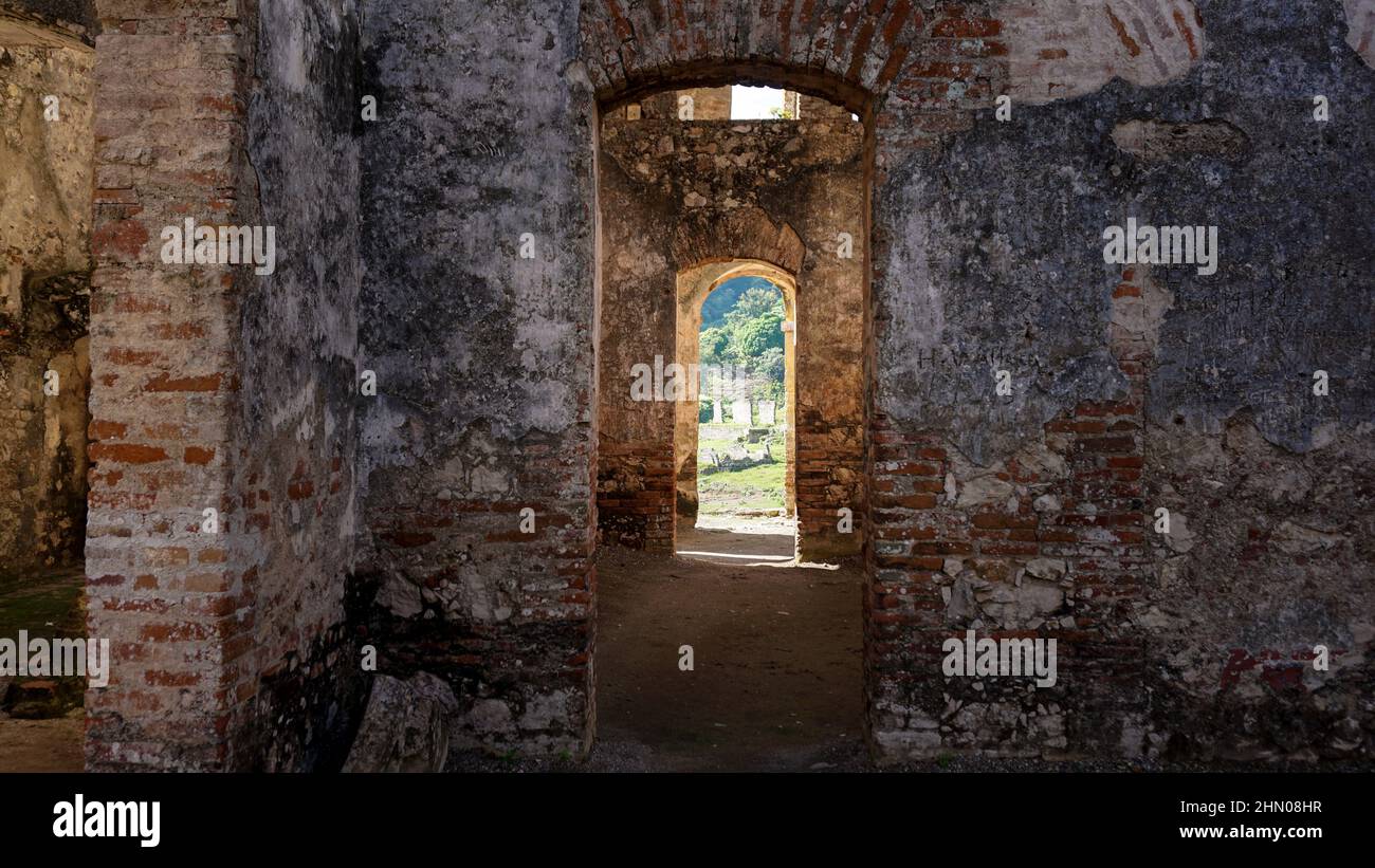 Arcades au Palais sans souci, en Haïti, île, Caraïbes, Amérique. C'était une résidence royale au début des années 1800, un site classé au patrimoine mondial de l'UNESCO Banque D'Images