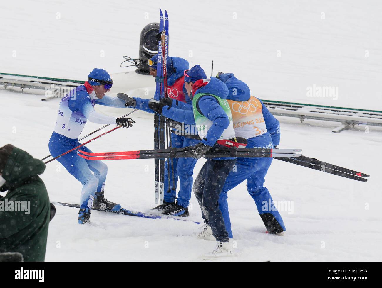 Zhangjiakou, province chinoise du Hebei. 13th févr. 2022. Les athlètes français fêtent après le relais de 4 x 10 km des Jeux Olympiques d'hiver de Beijing au Centre national de ski de fond de Zhangjiakou, dans la province de Hebei, dans le nord de la Chine, le 13 février 2022. Credit: Liu Chan/Xinhua/Alay Live News Banque D'Images