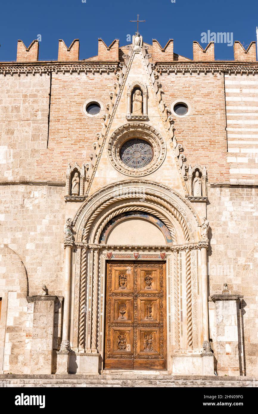 L'entrée principale de la cathédrale de Teramo avec bas reliefs Banque D'Images