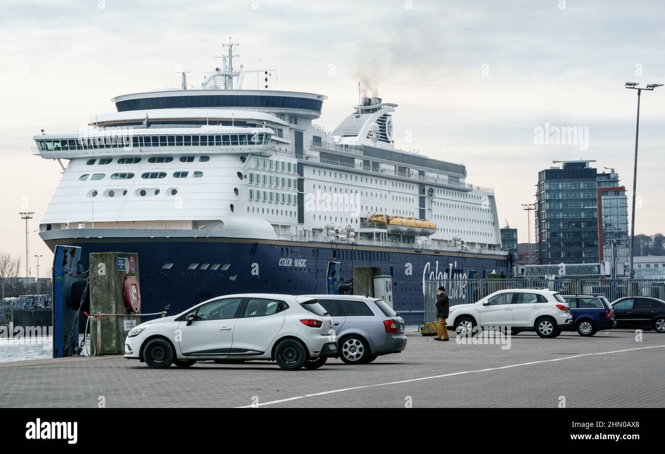 Kiel, Allemagne. 13th févr. 2022. La « magie de la couleur » de la compagnie maritime norvégienne Color Line se jette à l'embarcadère du ferry à Ostuferhafen. La compagnie maritime a repris ses opérations de traversier sur la route Oslo-Kiel. Credit: Axel Heimken/dpa/Alay Live News Banque D'Images