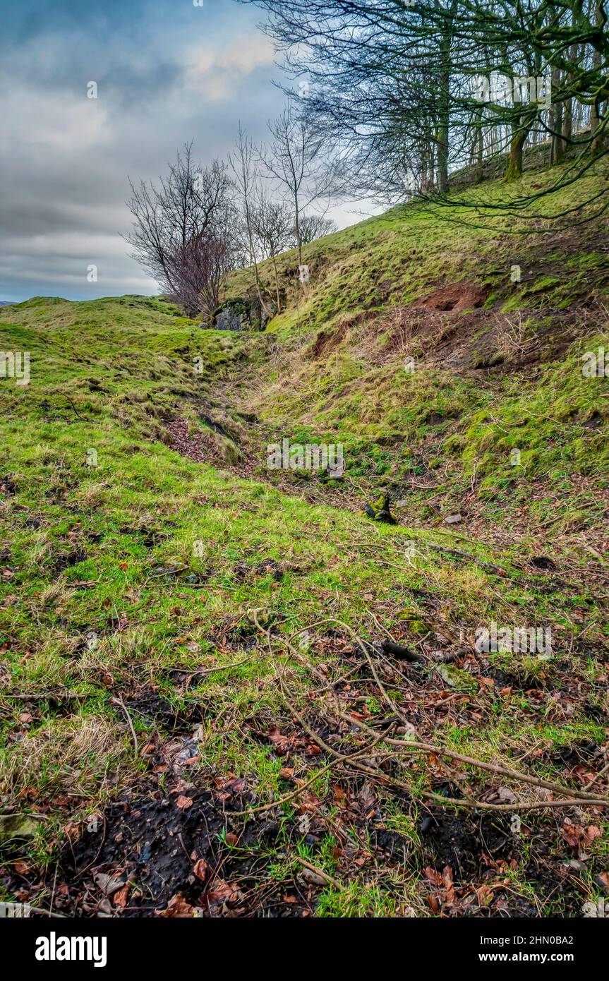 Ancienne coupe large ouverte sur une veine minérale restant de l'exploitation du plomb au 18th siècle, à Red Seats Vein à Pindale, près de Castleton, Derbyshire. Banque D'Images