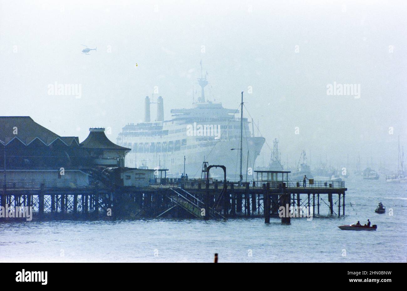 Le SS Canberra, qui apparaît de la brume au-delà de l'ancienne jetée par Mayflower Park, navigue sur l'eau de Southampton jusqu'à un héros Bienvenue. Banque D'Images