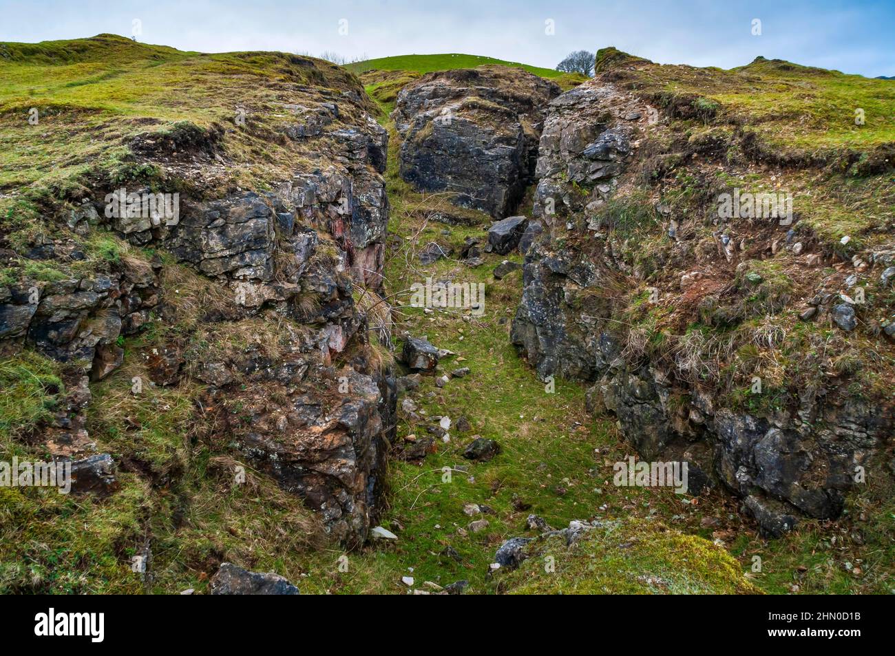 Des ouvertures anciennes subsistent après l'enlèvement des veines minérales de l'extraction de plomb sur le Kytle End Vein, à Pindale près de Castleton, Derbyshire. Banque D'Images