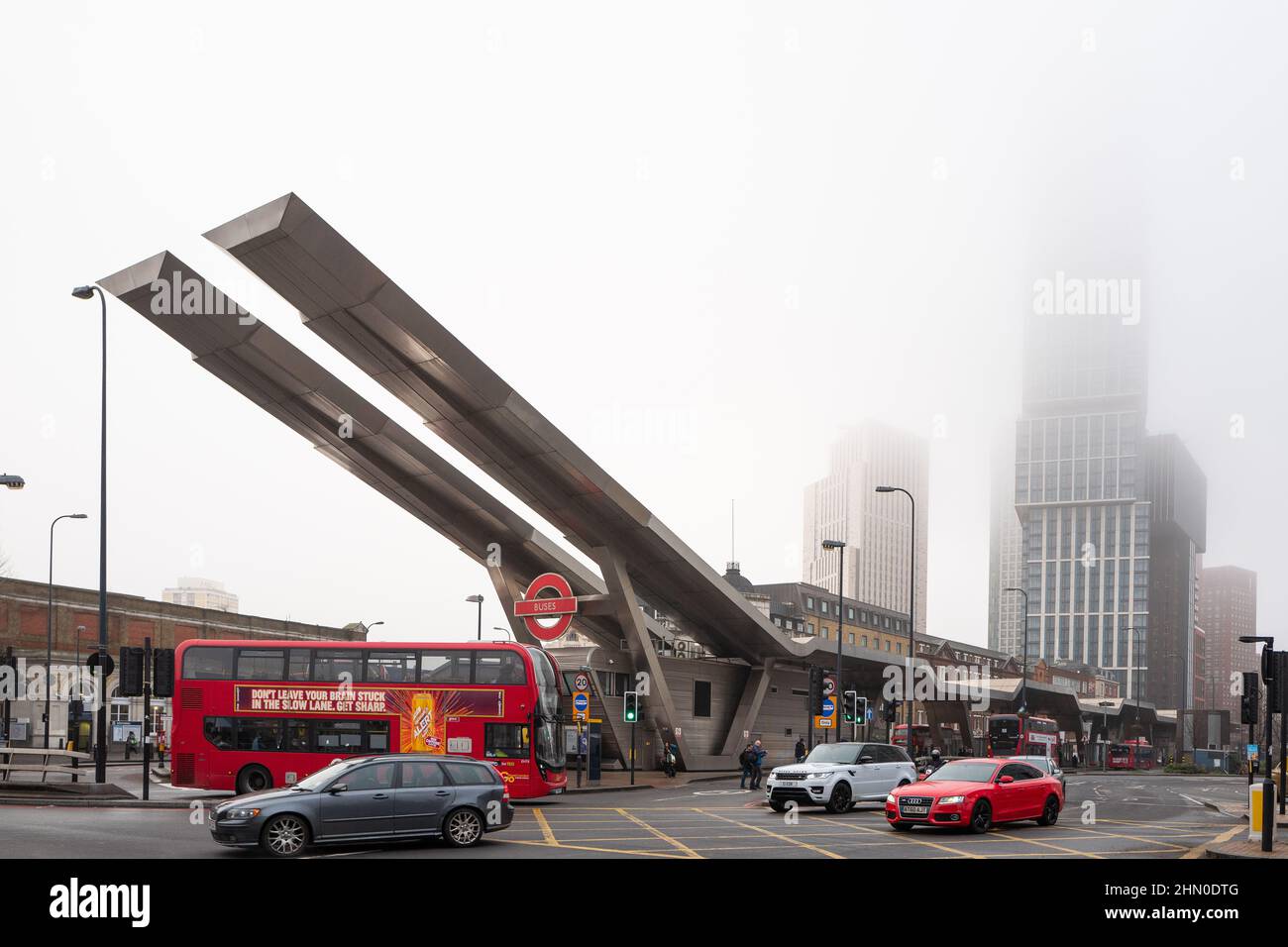 La gare routière de Vauxhall à Londres le matin est humide et brumeux. La gare routière de Vauxhall est adjacente au pont de Vauxhall, sur la Tamise Banque D'Images