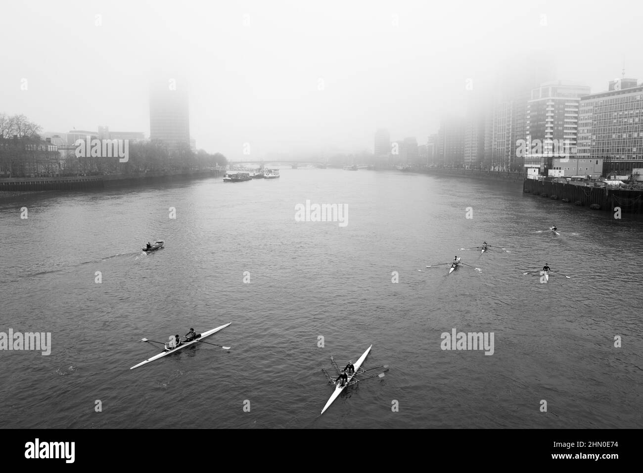 Les rameurs apparaissent sous le pont Vauxhall dans un matin froid et brumeux de Londres. Londres, Royaume-Uni Banque D'Images