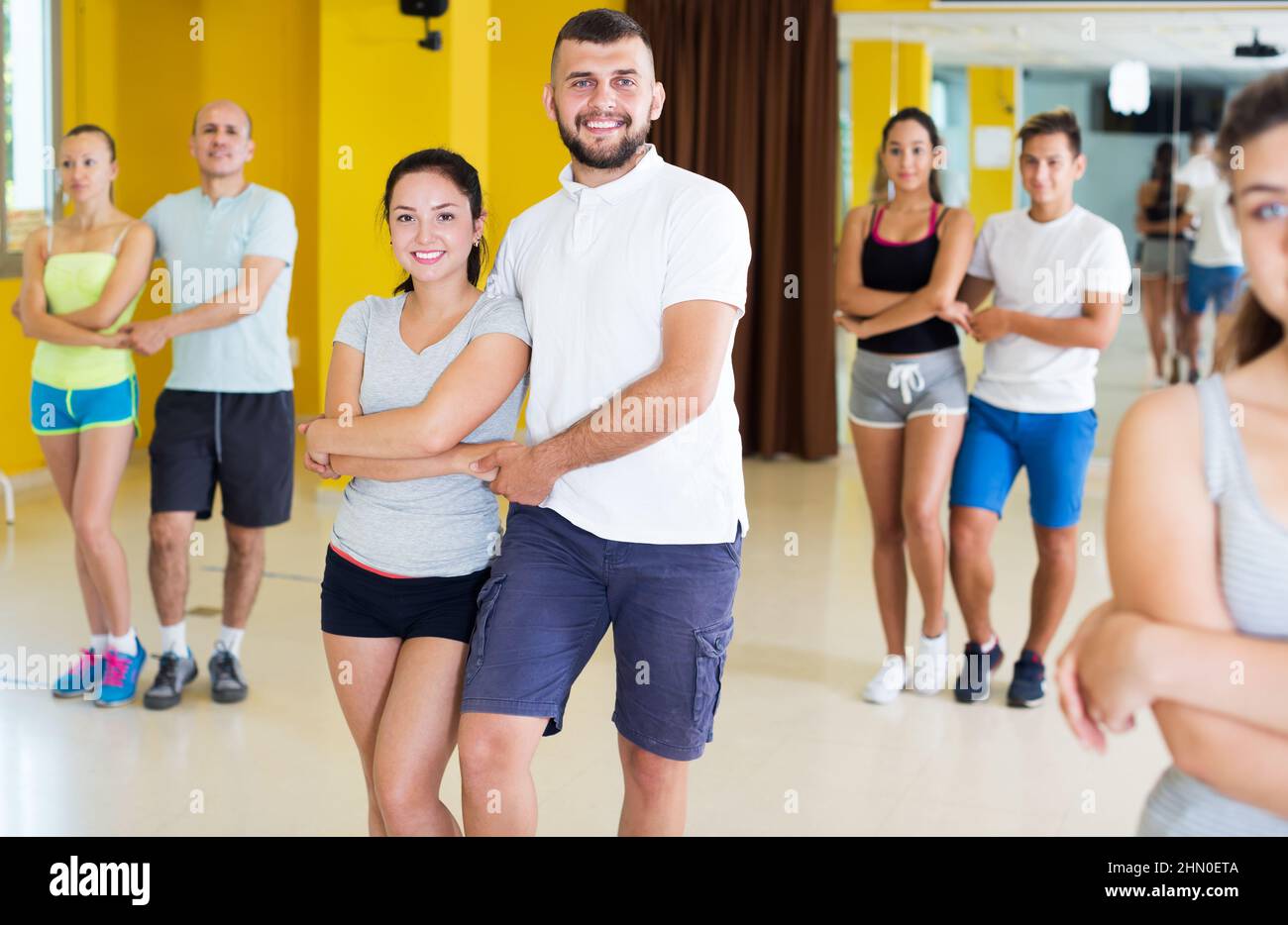 Des gens dansant de la salsa en studio Banque D'Images