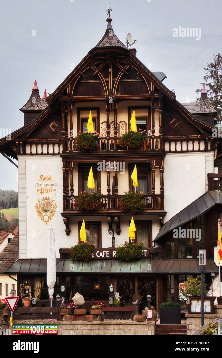 Hôtel et café près de la cascade dans la ville de Triberg dans la Forêt Noire de l'Allemagne. Banque D'Images