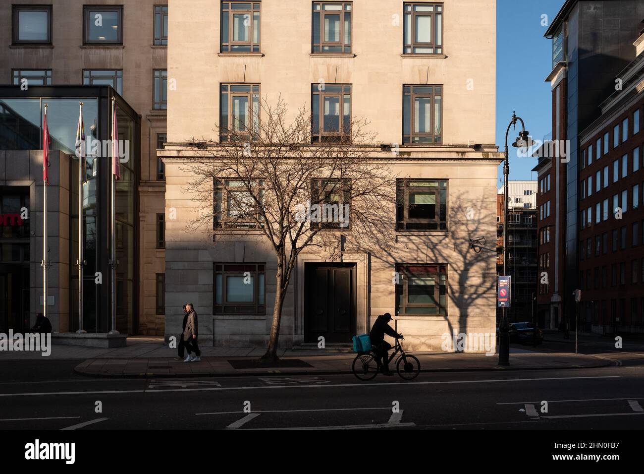 Faible soleil d'hiver et ombres sur un bâtiment dans le centre de Londres lors d'un hiver lumineux mais froid. Banque D'Images