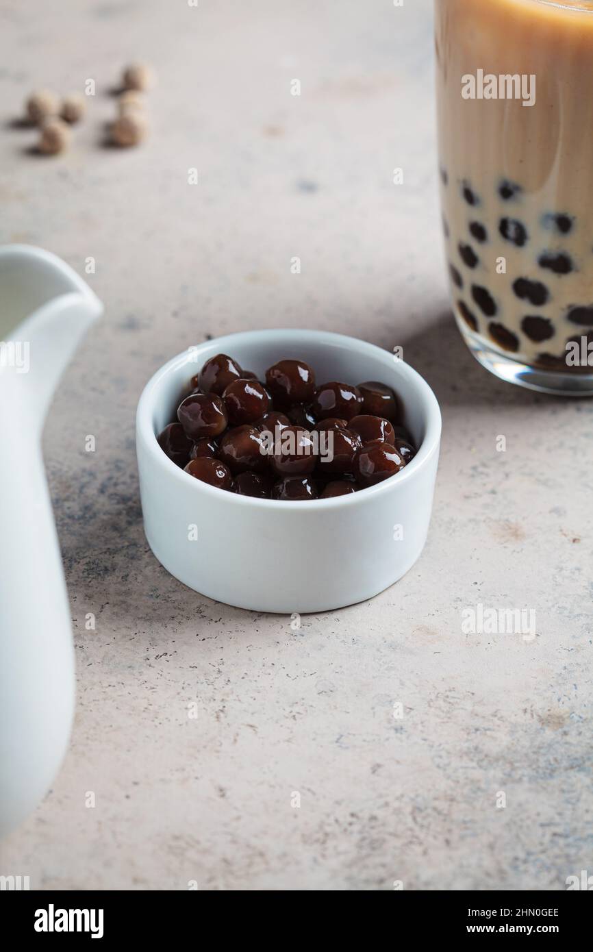 Perles de tapioca dans un bol blanc pour la cuisson du thé moussant. Banque D'Images