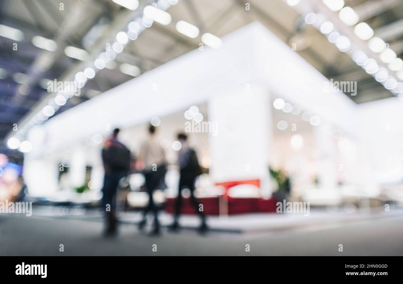 Les gens qui marchent sur le stand du salon professionnel ont intentionnellement un arrière-plan flou Banque D'Images