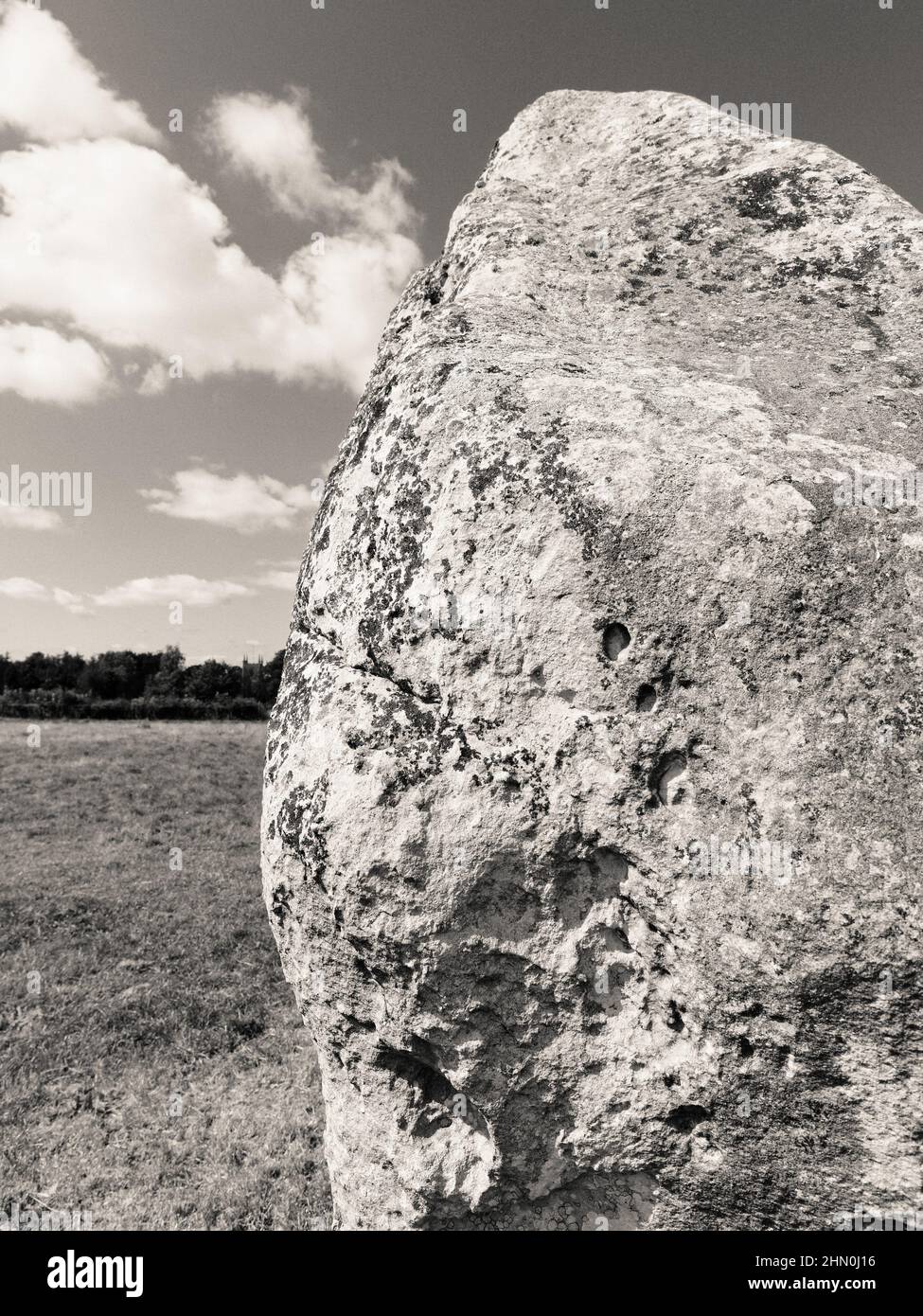 Paysage noir et blanc, Pierre debout, Avebury Henge, Wiltshire, Angleterre, ROYAUME-UNI, GB. Banque D'Images