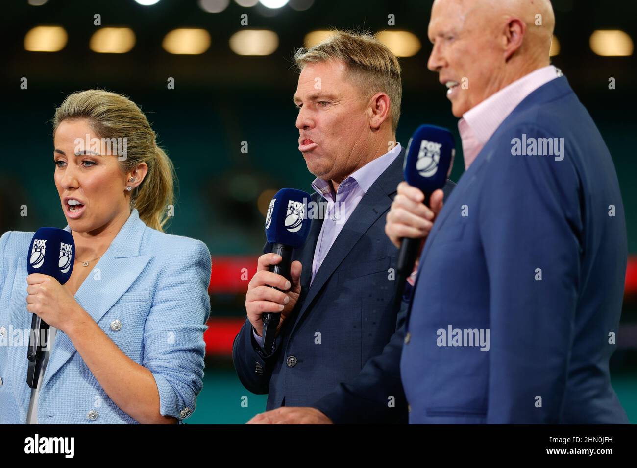 Sydney, Australie. 13th févr. 2022. Shane Warne, légende du cricket, commente Fox Sports lors du match international T20 entre l'Australie et le Sri Lanka au Sydney Cricket Ground, Sydney, Australie, le 13 février 2022. Photo de Peter Dovgan. Utilisation éditoriale uniquement, licence requise pour une utilisation commerciale. Aucune utilisation dans les Paris, les jeux ou les publications d'un seul club/ligue/joueur. Crédit : UK Sports pics Ltd/Alay Live News Banque D'Images