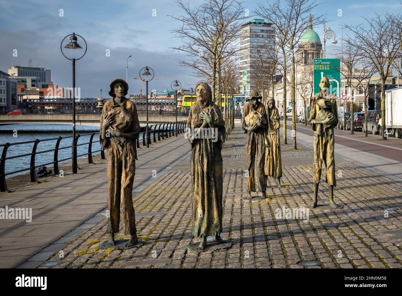 Statues du Mémorial de la famine sur Custom House Quay le long de la rivière Liffey dans les Docklands de Dublin, en Irlande. Banque D'Images