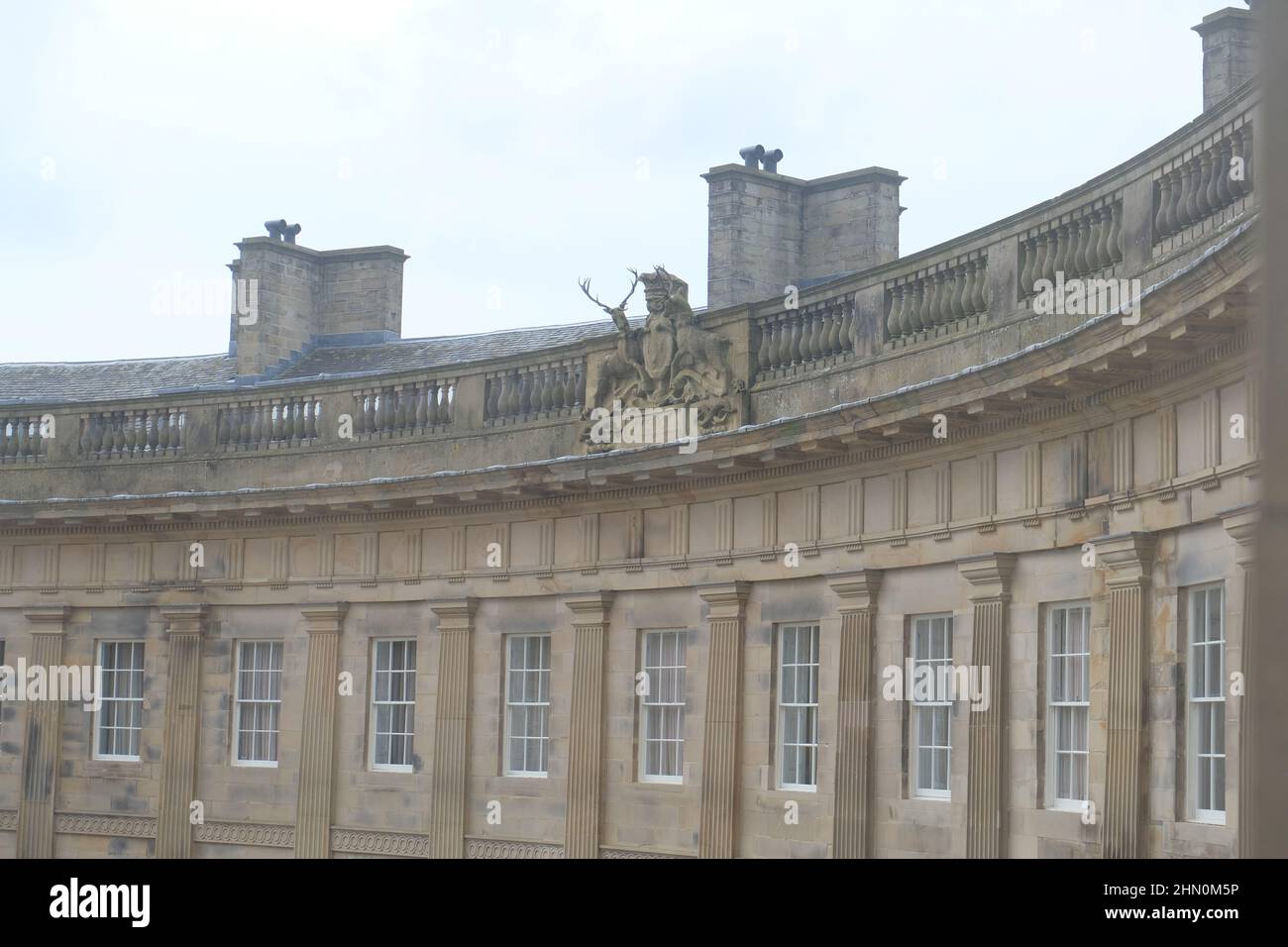 Le Buxton Crescent Ensana Hotel, bâtiment géorgien, a rouvert ses portes en 2020 en tant qu'hôtel de luxe et spa. Vue depuis la chambre d'hôtel montrant la crête du duc de Devonshire Banque D'Images