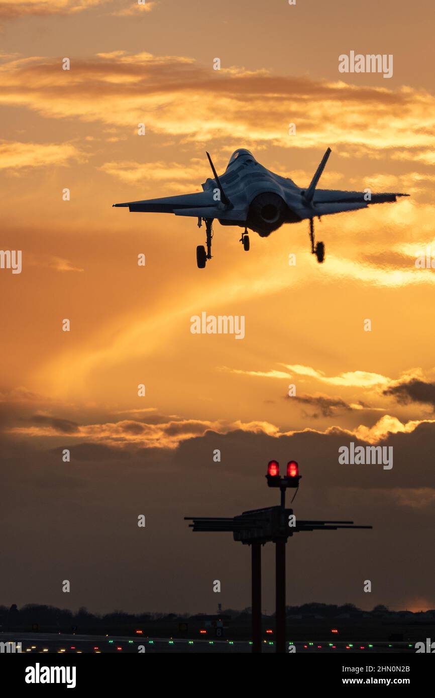 Lockheed Martin F-35A la foudre II de l'aviation des États-Unis débarque au coucher du soleil à RAF Lakenheath. Banque D'Images