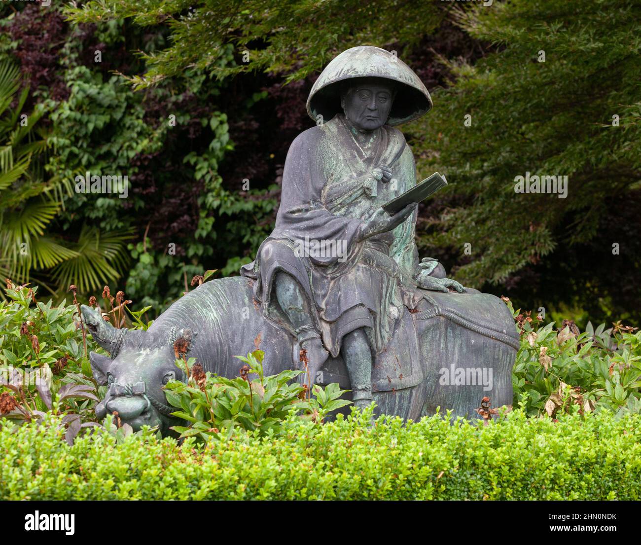Une statue de bronze de Sho-Haku, le prêtre de pèlerinage japonais exposé dans les jardins de Lotherton Hall Banque D'Images