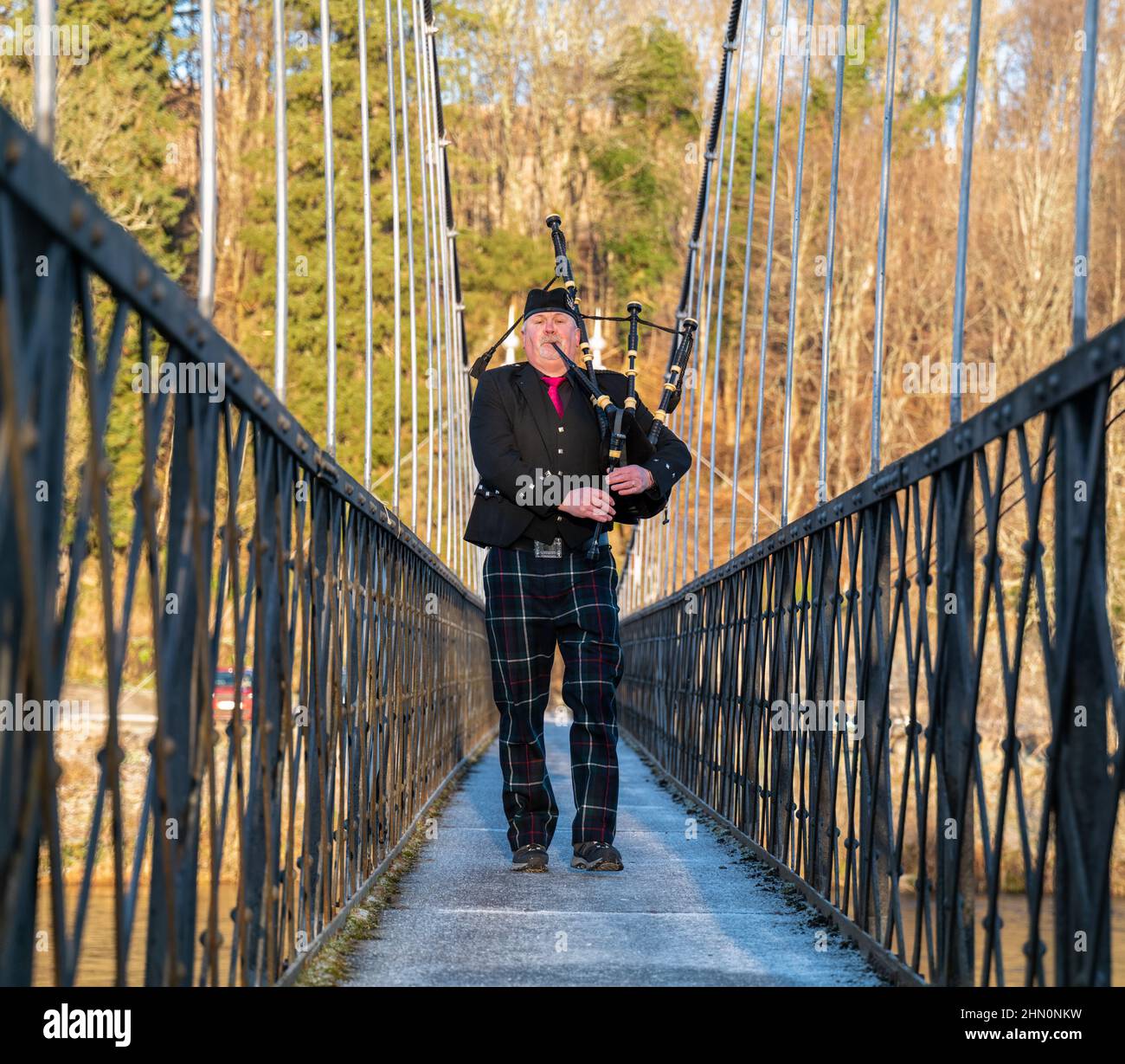 ABERTOUR,MORAY,ÉCOSSE - 11 FÉVRIER 2022: C'est un Piper qui passe au-dessus de la tuyauterie du pont Penny pour le début de la pêche au saumon sur la rivière Spey à Banque D'Images