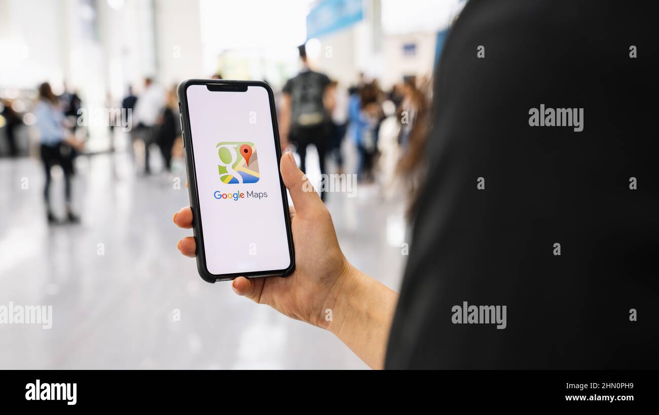 Main tenant votre smartphone avec l'application Google Maps O.Google Maps est un service qui fournit des informations sur les régions géographiques et les sites autour Banque D'Images