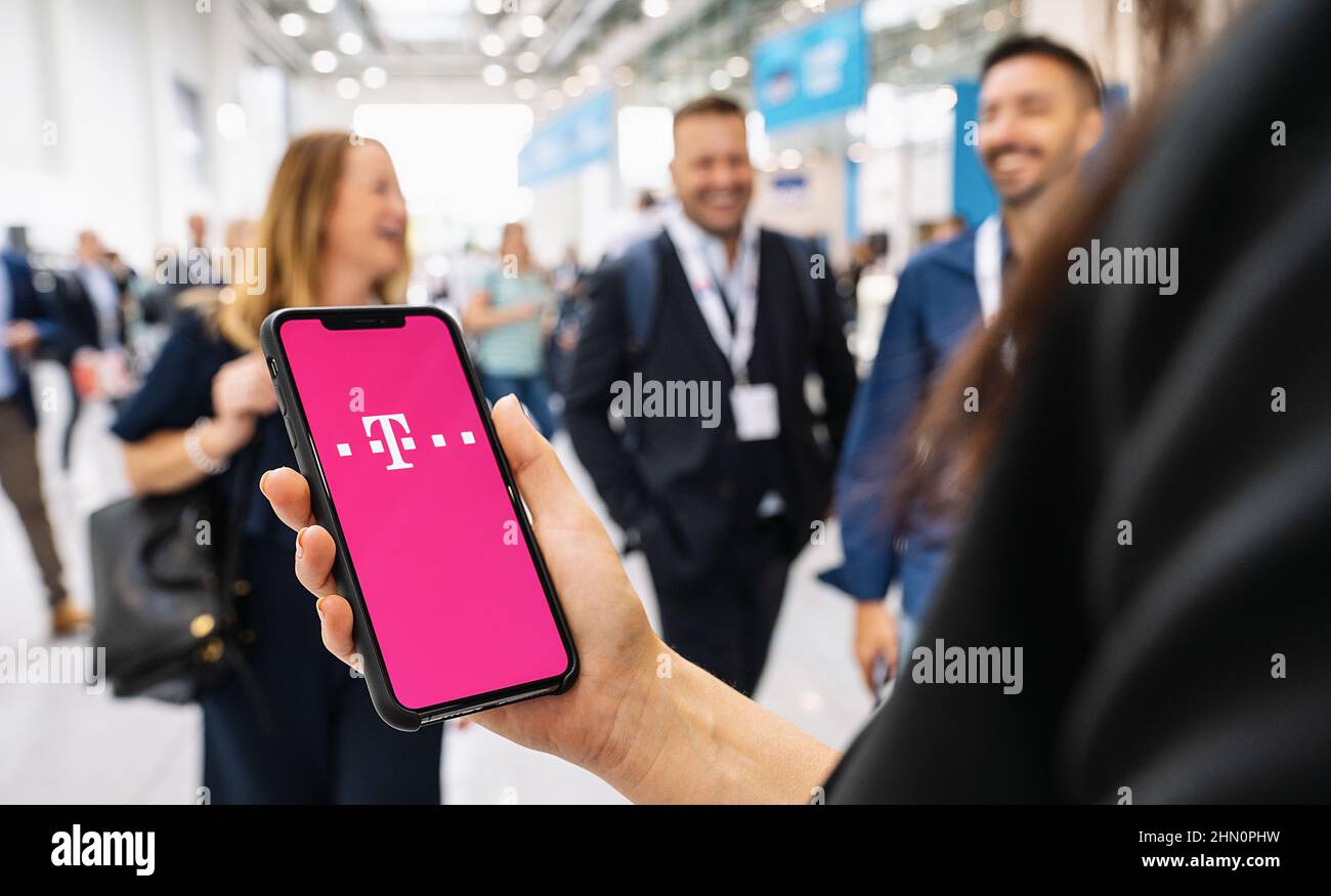 Femme tenant un iPhone X ouvrant l'application Apple Tmobile à l'écran, T-Mobile est une société de communications mobiles. #T-Mobile. Banque D'Images