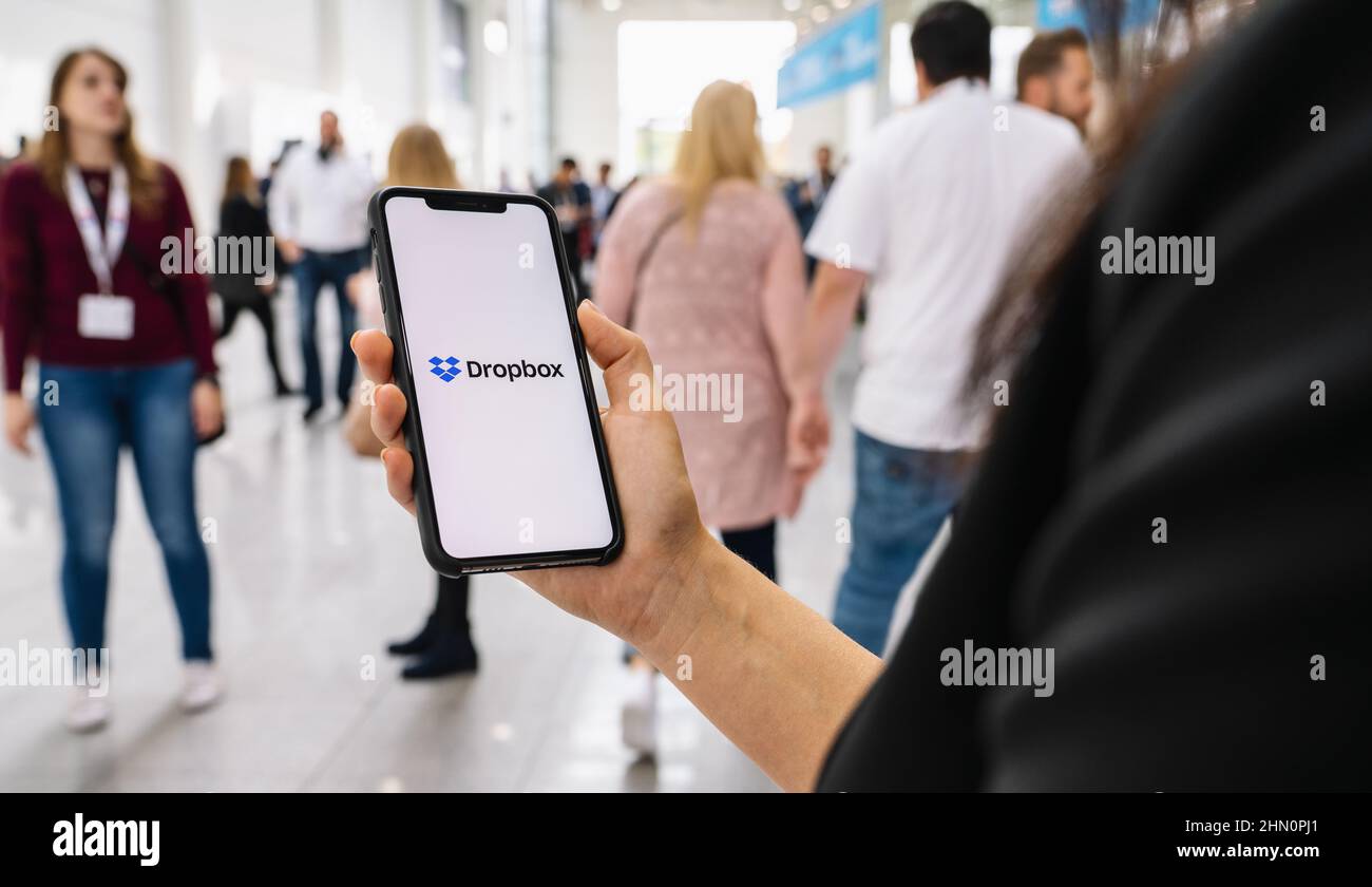 Femme tenant main iphone X avec logo de l'application Dropbox. Dropbox est un service d'hébergement de fichiers géré par Dropbox Banque D'Images