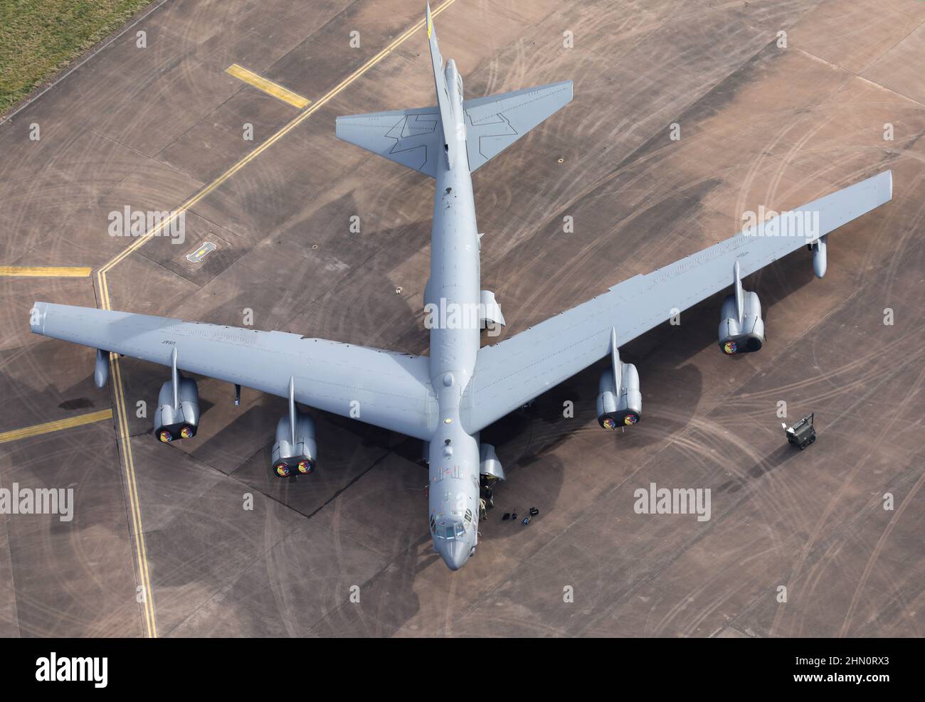 Photographie aérienne du Boeing B-52 de l'USAF peu après l'arrivée de 4 bombardiers à la RAF Fairford près de Cirencester au Royaume-Uni, alors que la tension monte en Ukraine. Banque D'Images