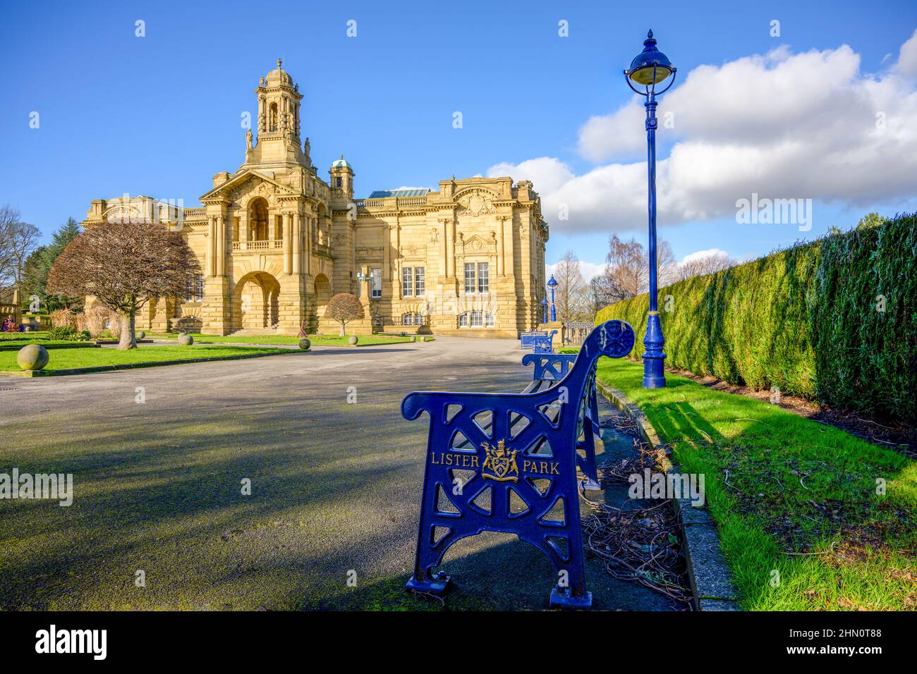 Cartwright Hall à Lister Park, Bradford, Yorkshire avec banc de parc Banque D'Images