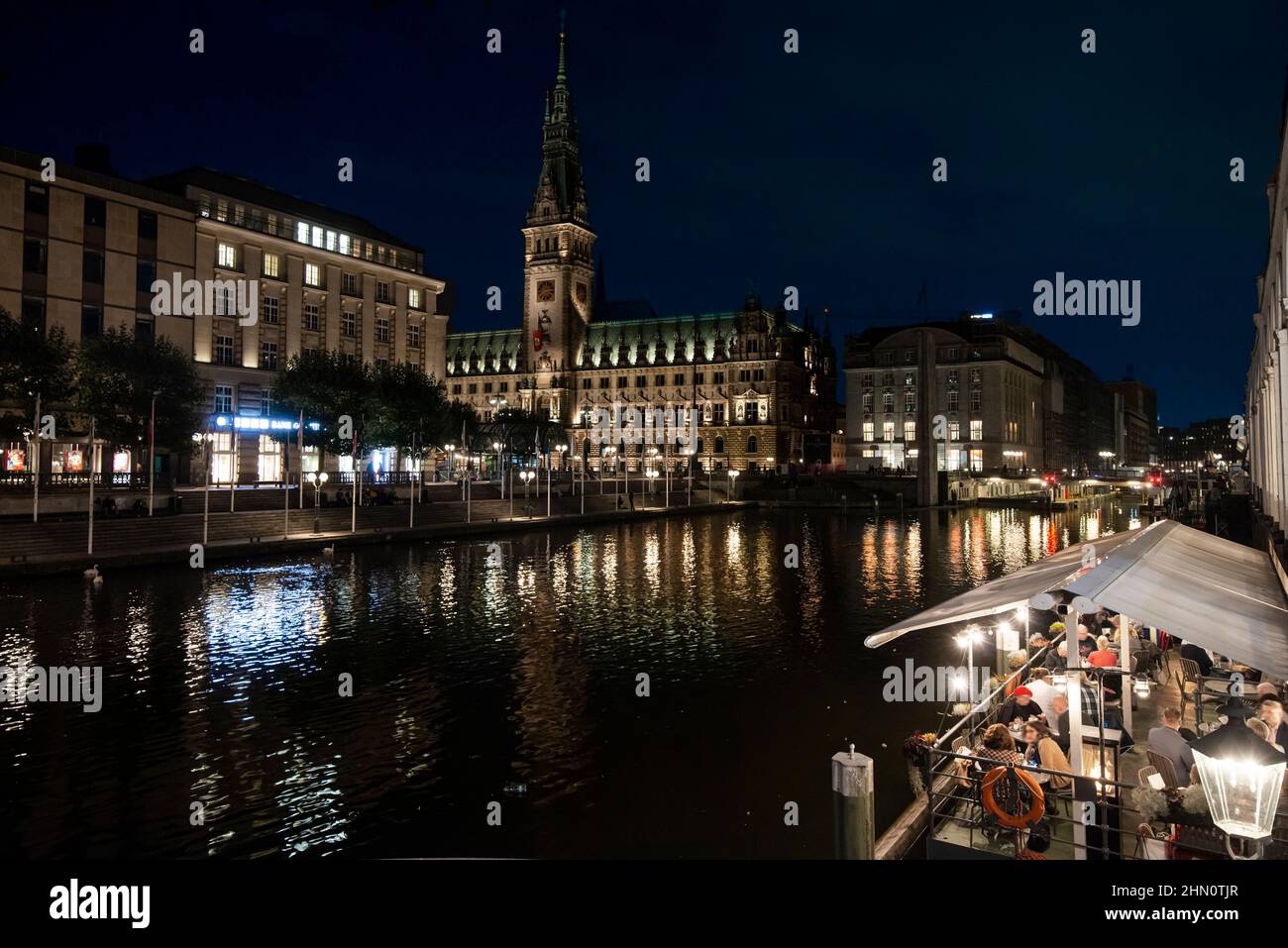 Septembre 27 2018 : vue de nuit de l'hôtel de ville de Hambourg depuis le pont d'Alster Arkaden et l'une de ses terrasses sur les rives de l'Alster Banque D'Images