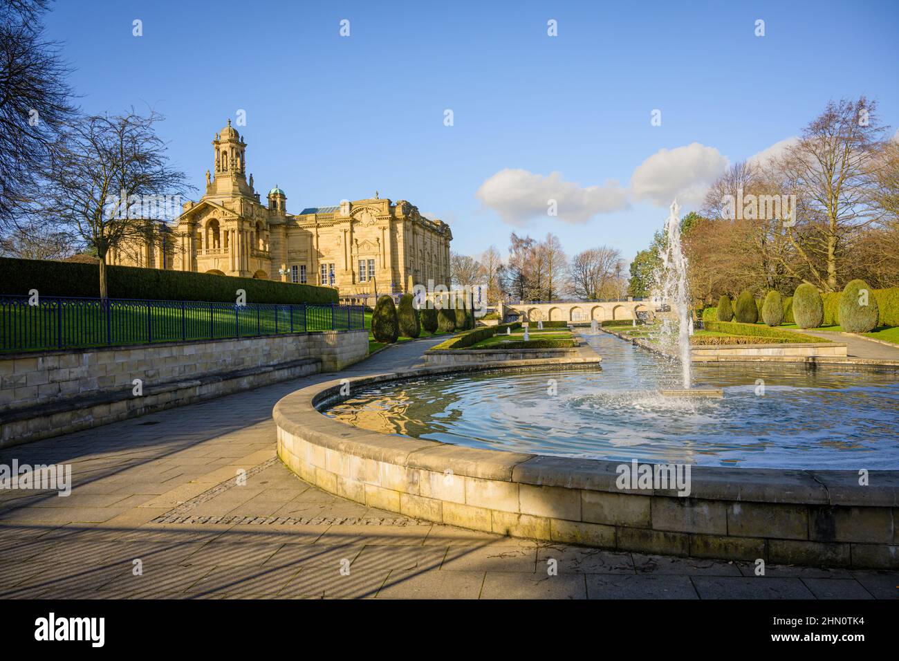 Cartwright Hall dans le parc de Lister, Bradford, Yorkshire, vue depuis les jardins aquatiques de Mughal. Banque D'Images