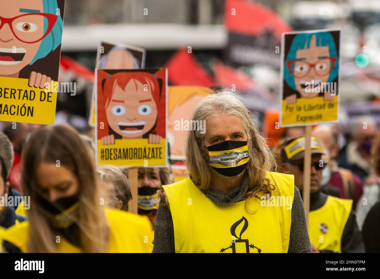 Madrid, Espagne. 13th févr. 2022. Des personnes protestant avec des pancartes lors d'une manifestation contre la loi sur la sécurité des citoyens connue sous le nom de loi sur les bâillonneaux (Ley Mordaza). La plate-forme citoyenne "No Somos Delito", ainsi que les groupes, les organisations et les mouvements sociaux qui travaillent pour la défense des droits de l'homme, ont appelé à une manifestation pour exiger que la réforme de la loi sur les bâilleaux proposée par le gouvernement réponde à quelques minima qui garantissent le libre exercice des droits fondamentaux. Credit: Marcos del Mazo/Alay Live News Banque D'Images