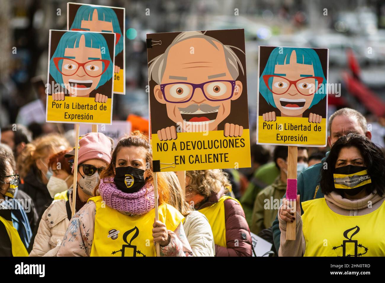 Madrid, Espagne. 13th févr. 2022. Des personnes protestant avec des pancartes lors d'une manifestation contre la loi sur la sécurité des citoyens connue sous le nom de loi sur les bâillonneaux (Ley Mordaza). La plate-forme citoyenne "No Somos Delito", ainsi que les groupes, les organisations et les mouvements sociaux qui travaillent pour la défense des droits de l'homme, ont appelé à une manifestation pour exiger que la réforme de la loi sur les bâilleaux proposée par le gouvernement réponde à quelques minima qui garantissent le libre exercice des droits fondamentaux. Credit: Marcos del Mazo/Alay Live News Banque D'Images