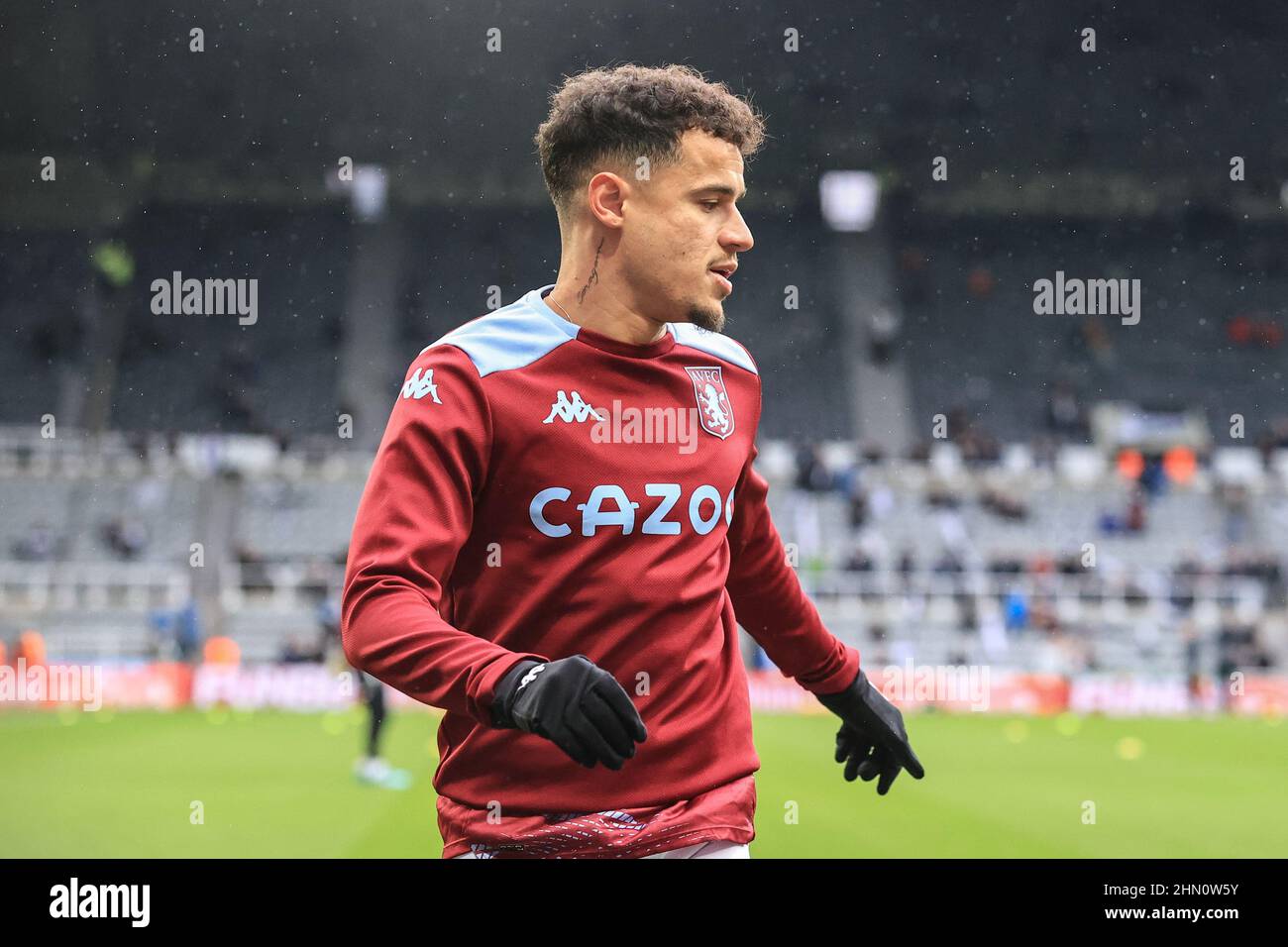 Philippe Coutinho #23 d'Aston Villa lors de l'échauffement avant le match à Newcastle, Royaume-Uni, le 2/13/2022. (Photo de Mark Cosgrove/News Images/Sipa USA) Banque D'Images Philippe Coutinho #23 d'Aston Villa lors de l'échauffement avant le match à Newcastle, Royaume-Uni, le 2/13/2022. (Photo de Mark Cosgrove/News Images/Sipa USA) Banque D'Images