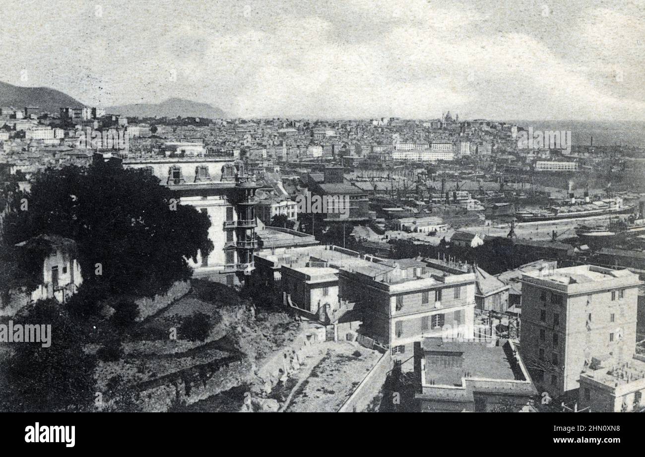 Vue panoramique de la ville de gènes en Italie avec le port (vue de la ville de Genova Italie) carte postale du debut du 20eme siecle Collection privee Banque D'Images