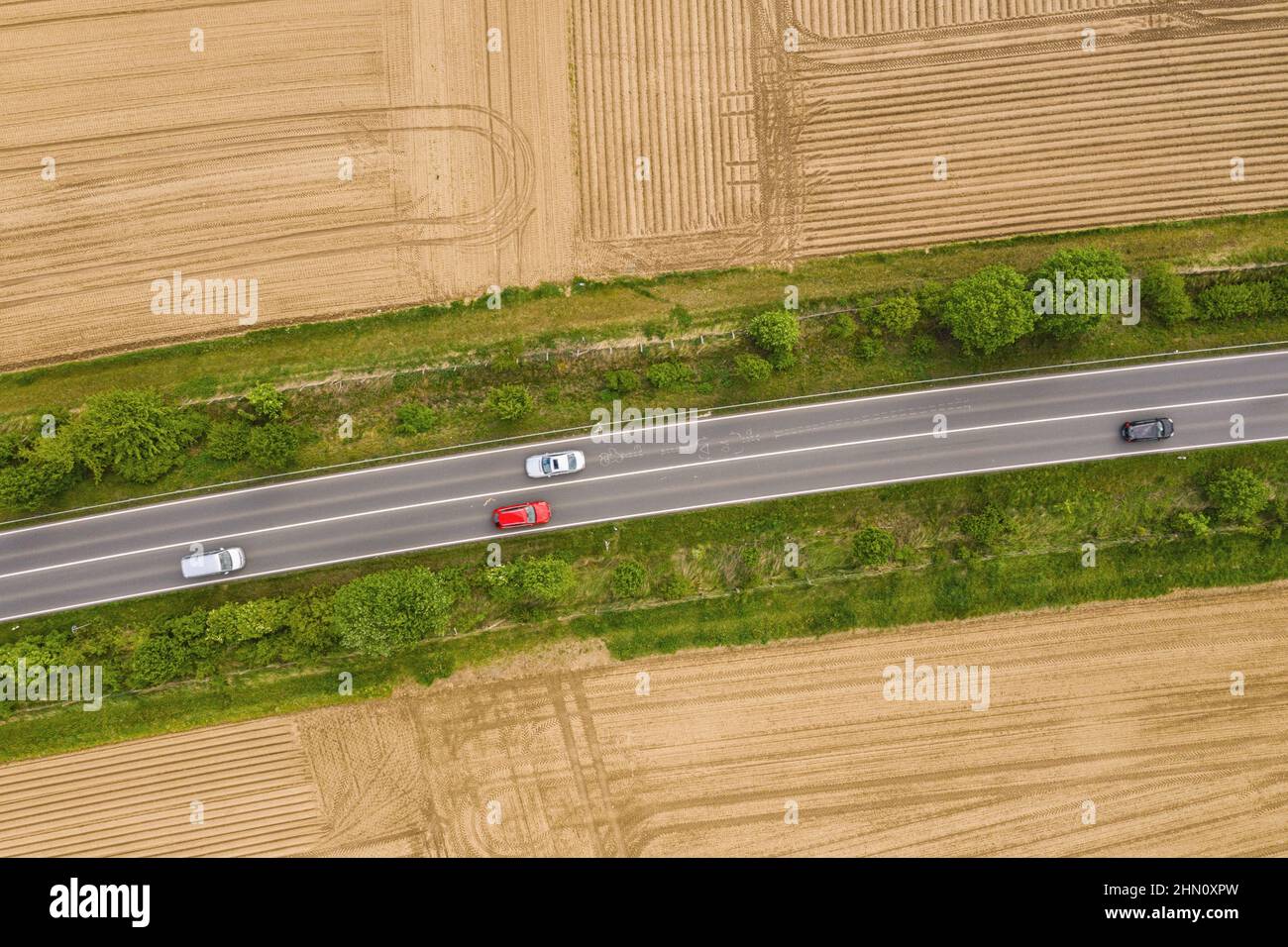 Vue aérienne de la circulation sur deux voies dans la campagne et les champs cultivés Banque D'Images