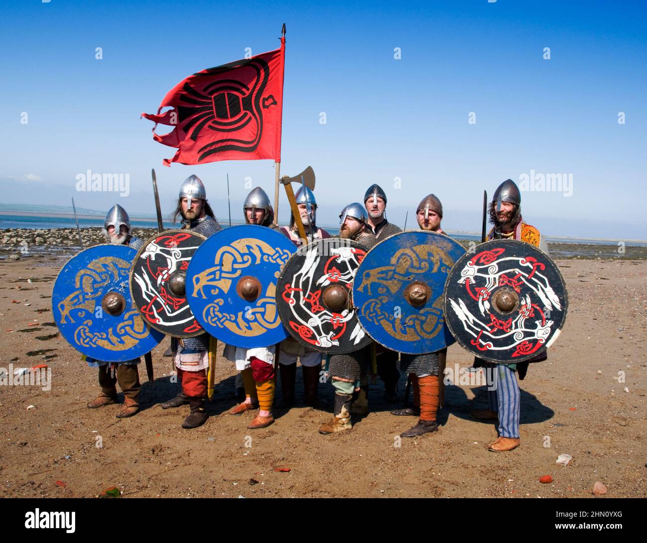 Vikings à partir d'un groupe de reconstitution sur Lindisfarne où les Vikings a envahi dans AD794 Banque D'Images