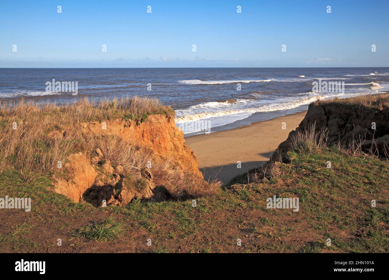 Vue sur les falaises qui souffrent de l'érosion côtière sur la côte nord de Norfolk à Happisburgh, Norfolk, Angleterre, Royaume-Uni. Banque D'Images