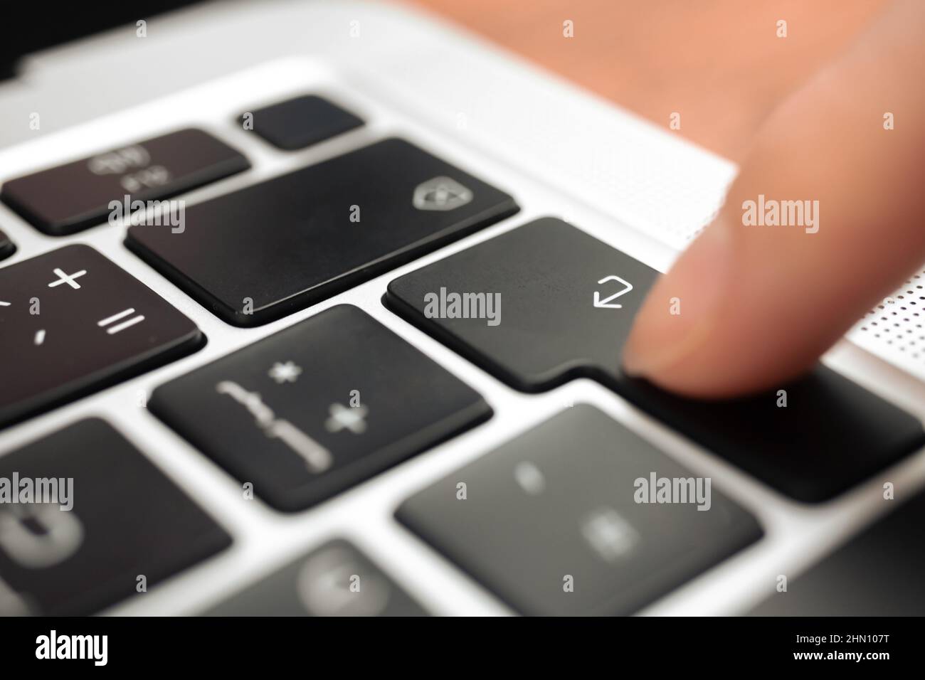 Appuyez sur la touche entrée du clavier moderne de l'ordinateur portable. Entrez la fermeture de l'affiche et du symbole Banque D'Images