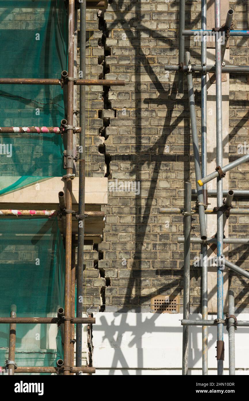 Fissure plus sévère sur le mur avant du 53 Agar Grove, Londres. La fissuration était due à de mauvais travaux de construction effectués sur la propriété adjacente, ce qui a sapé les fondations des deux propriétés. Les dommages structurels ont été si mauvais qu'ils ont conduit le conseil de Camden à condamner les deux maisons, ce qui les a finalement démolies. Agar Grove, Camden, Londres, Royaume-Uni. 6 mars 2010 Banque D'Images