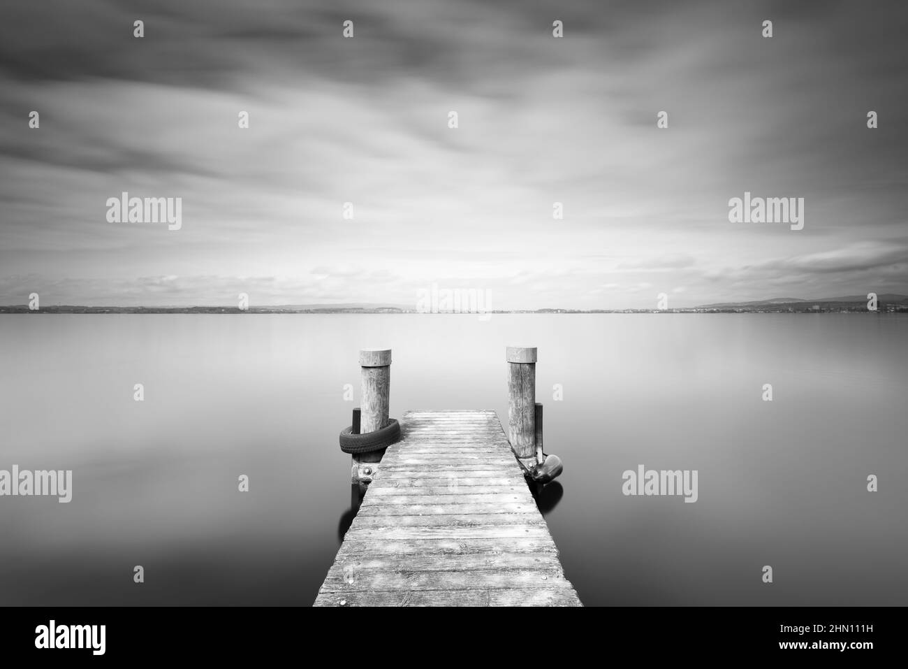 Paysage minimaliste sur le lac. Exposition longue. Banque D'Images