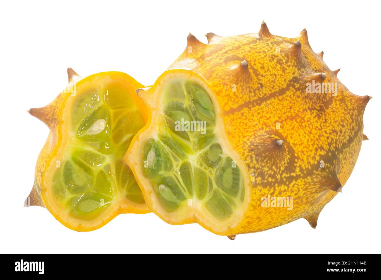 Kiwano ou Horned Melon isolé. Cucumis Metuliferus pepo mûr coupé Banque D'Images