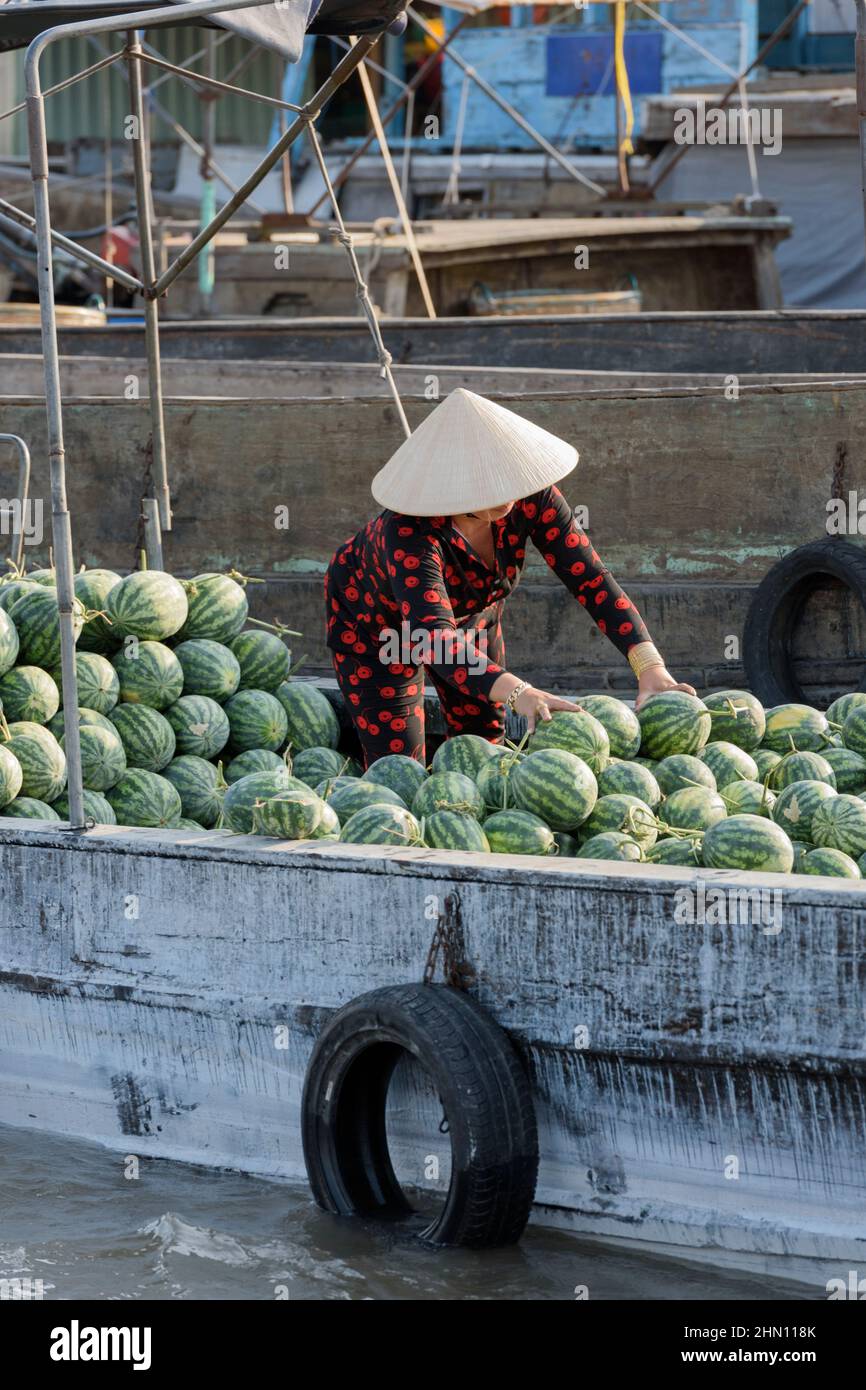 Commerçants de nourriture au marché flottant de Cai rang, près de CAN Tho, du delta du Mékong, du sud du Vietnam, de l'Asie du Sud-est Banque D'Images