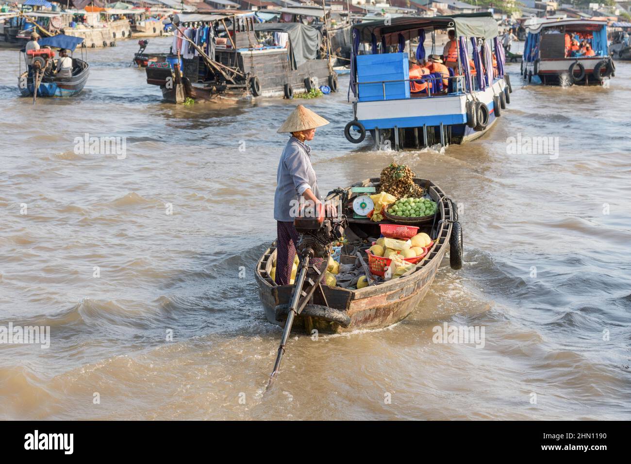 Commerçants de nourriture au marché flottant de Cai rang, près de CAN Tho, du delta du Mékong, du sud du Vietnam, de l'Asie du Sud-est Banque D'Images