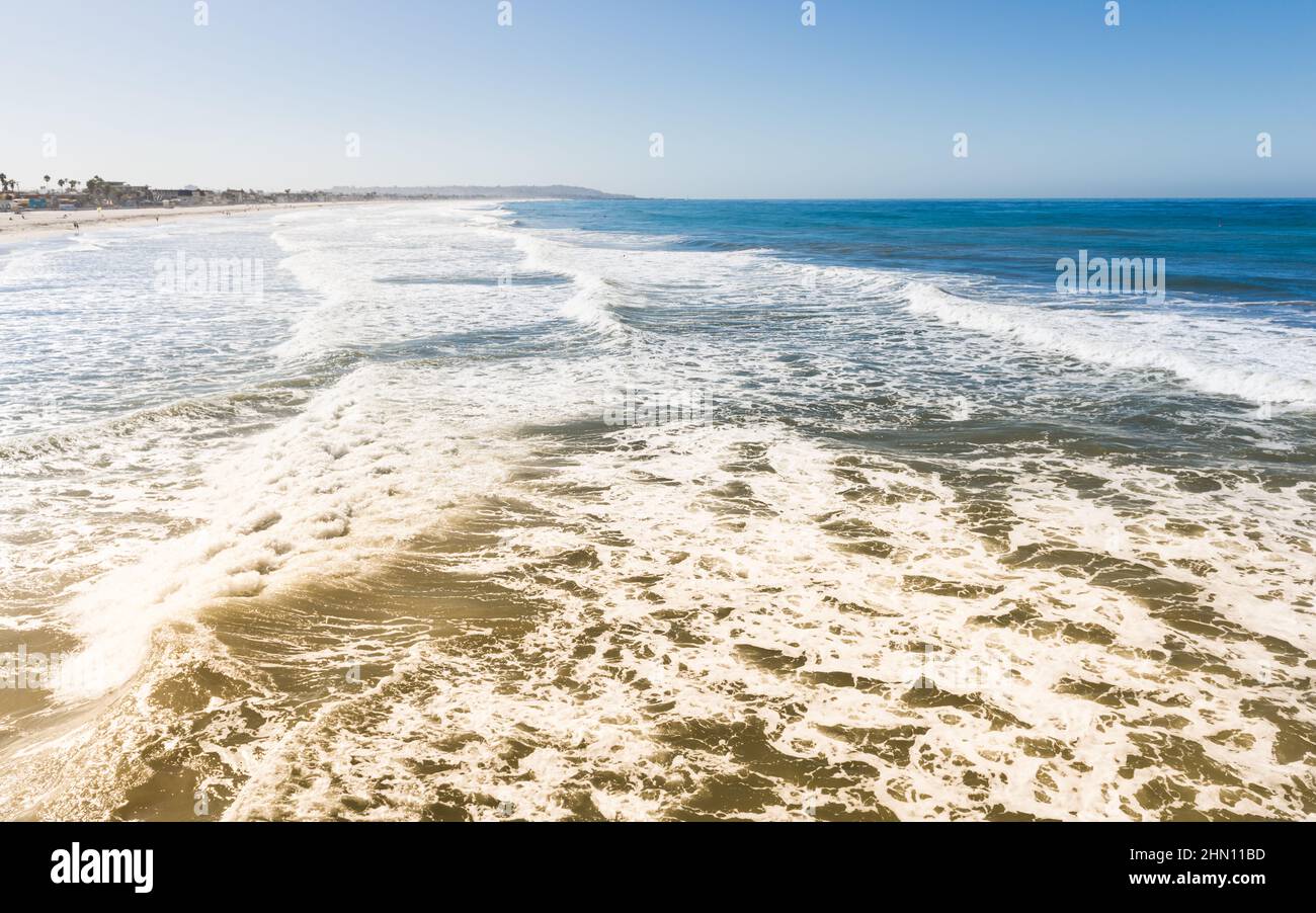 De nombreux kilomètres de côte de la Californie du Sud. Surf de l'océan sur la plage. Les vagues sont idéales pour le surf. San Diego. Banque D'Images