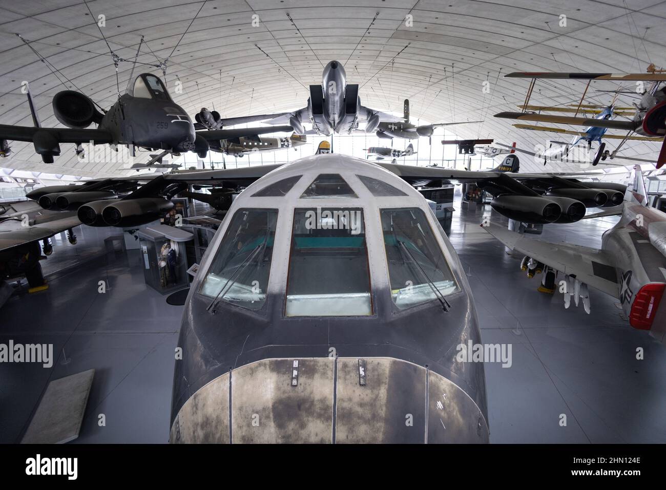 Bombardier historique de B52 depuis le poste de pilotage ; avions de l'armée de l'air américaine dans le hangar américain, IWM Duxford Imperial War Museum, Duxford Cambridgeshire Royaume-Uni Banque D'Images